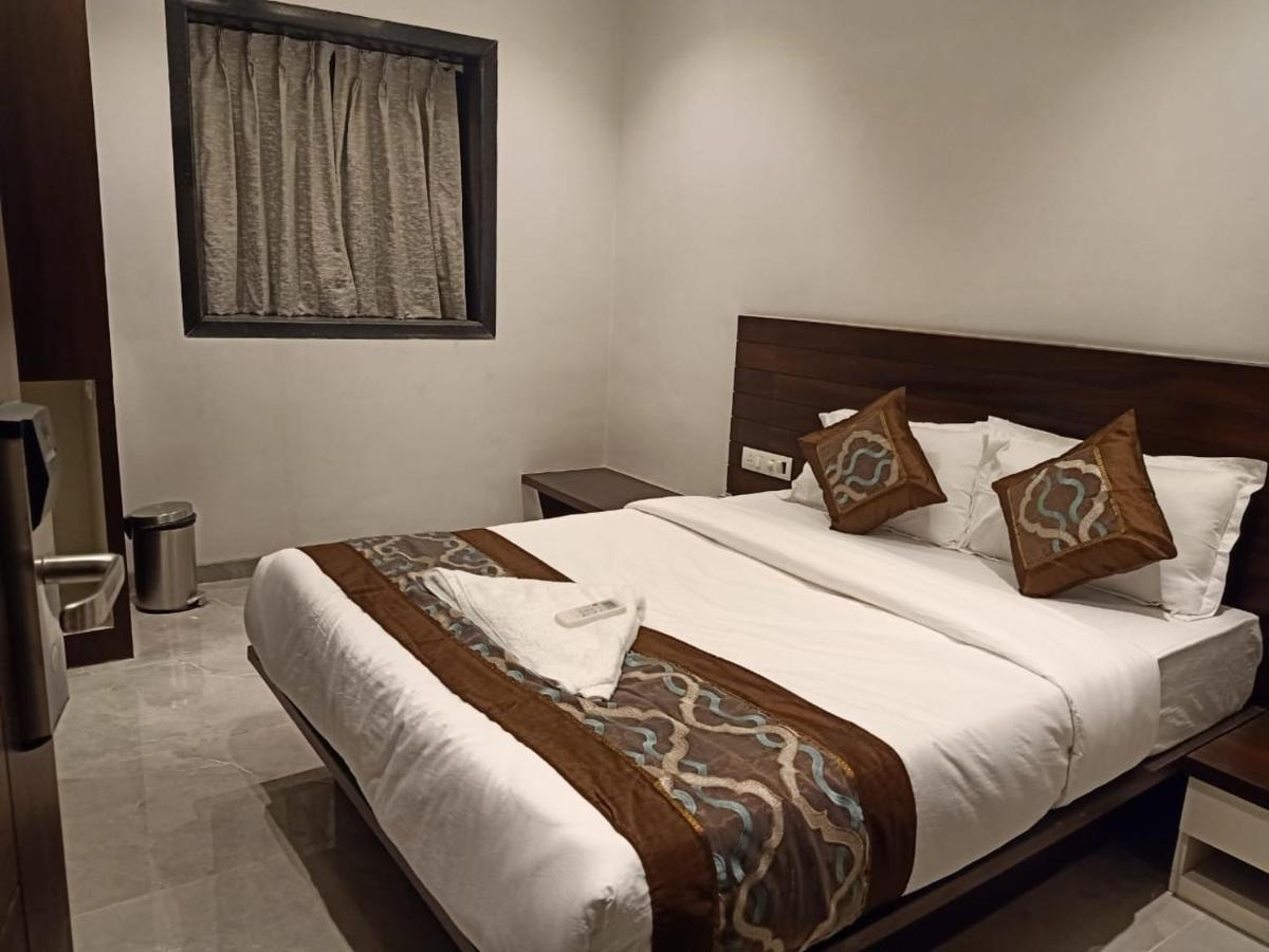 Hotel Flora Suites - Fort Mumbai Bagian luar foto