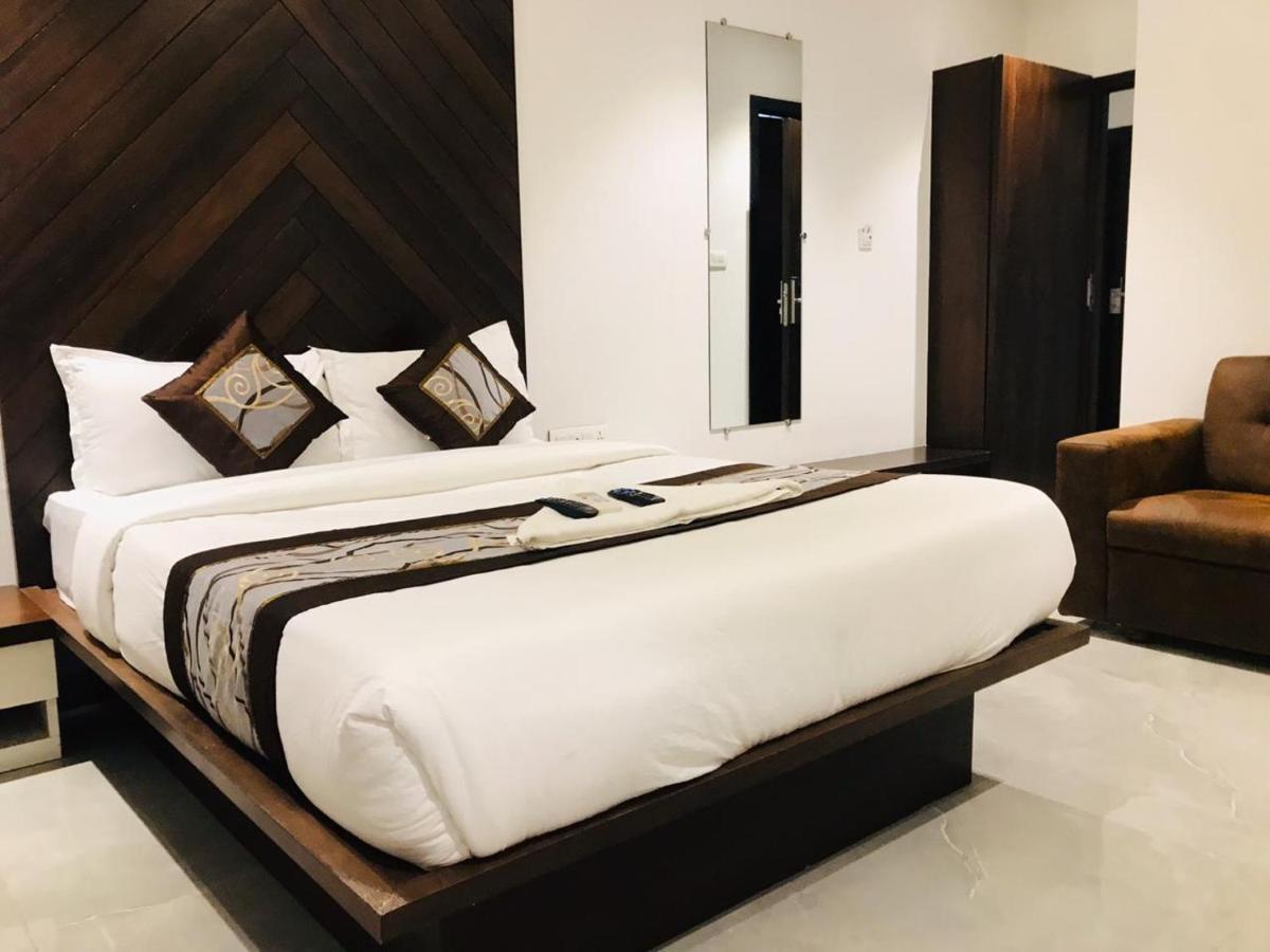 Hotel Flora Suites - Fort Mumbai Bagian luar foto