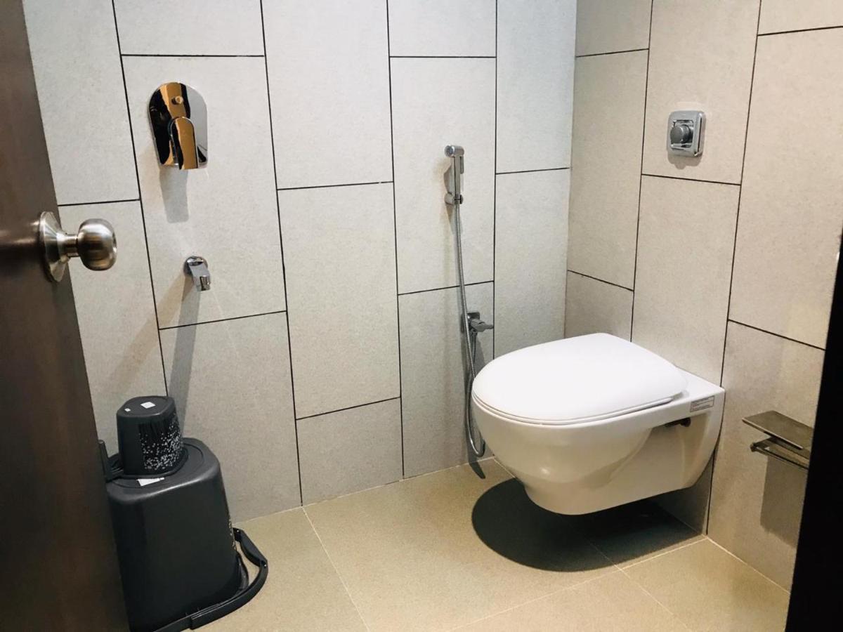 Hotel Flora Suites - Fort Mumbai Bagian luar foto