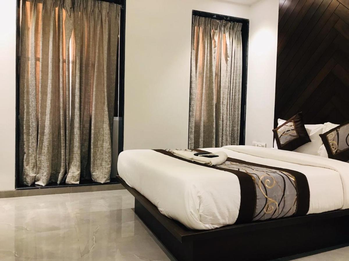 Hotel Flora Suites - Fort Mumbai Bagian luar foto