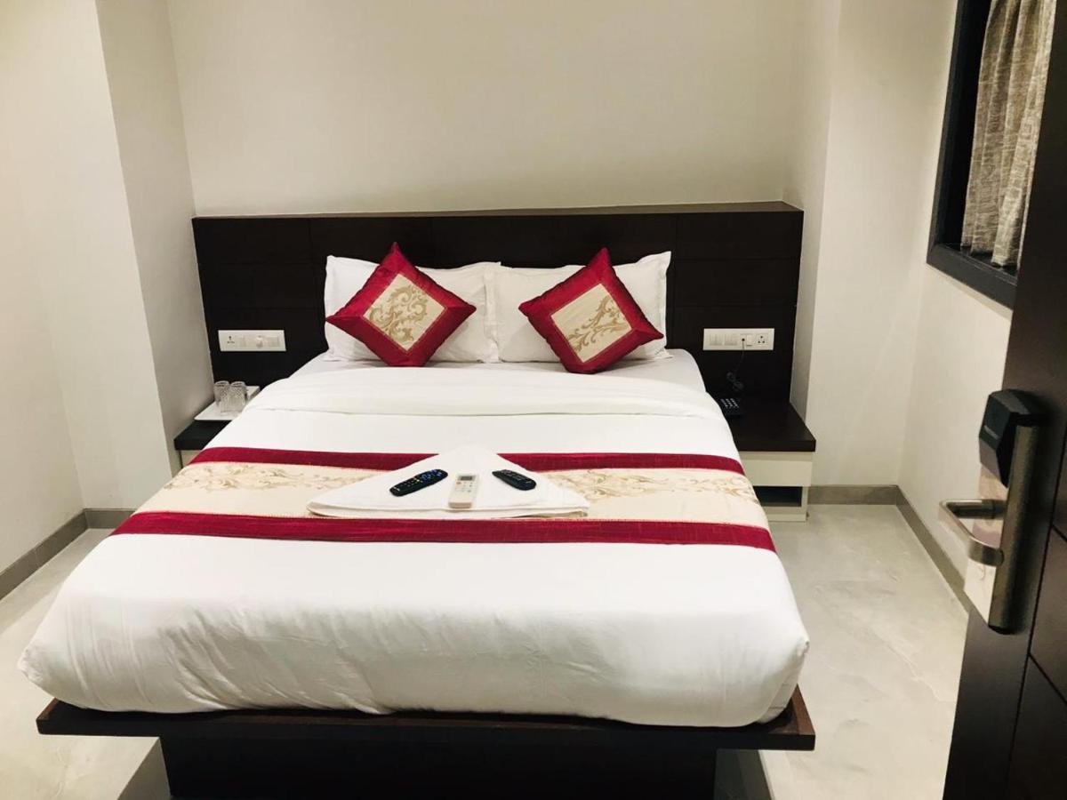 Hotel Flora Suites - Fort Mumbai Bagian luar foto