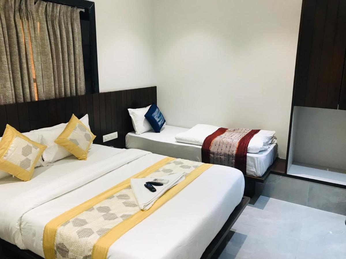 Hotel Flora Suites - Fort Mumbai Bagian luar foto