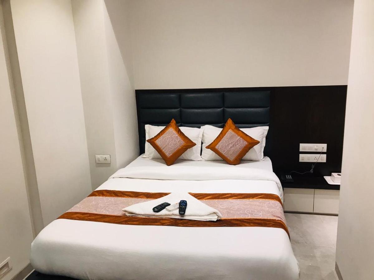 Hotel Flora Suites - Fort Mumbai Bagian luar foto