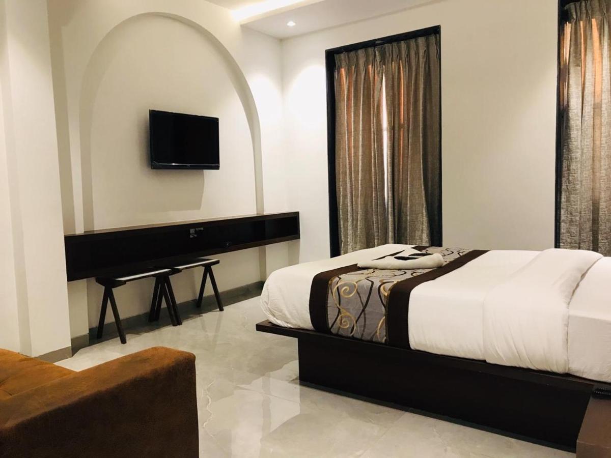 Hotel Flora Suites - Fort Mumbai Bagian luar foto