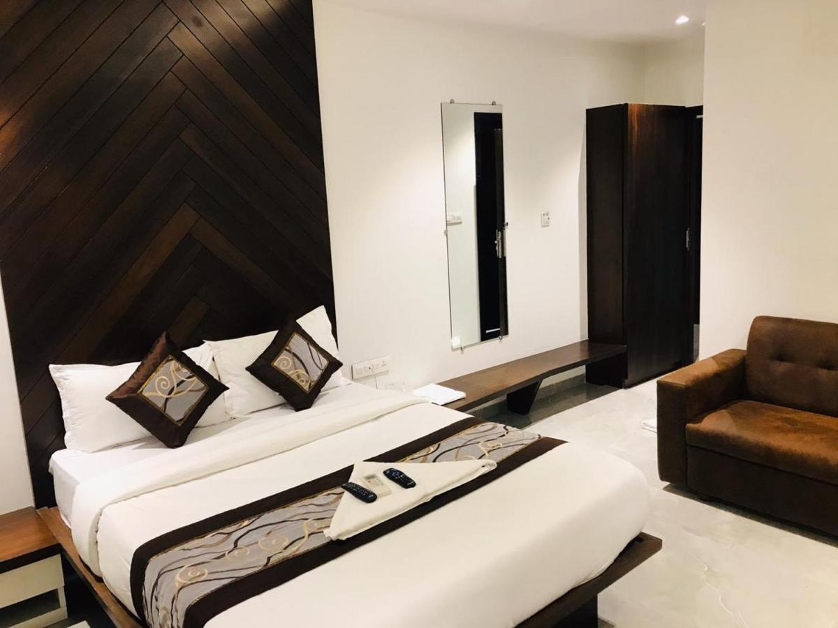 Hotel Flora Suites - Fort Mumbai Bagian luar foto