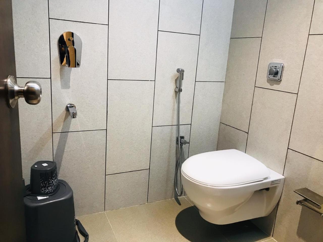 Hotel Flora Suites - Fort Mumbai Bagian luar foto