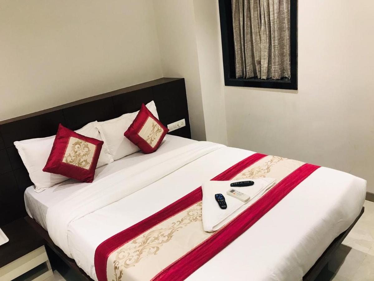 Hotel Flora Suites - Fort Mumbai Bagian luar foto