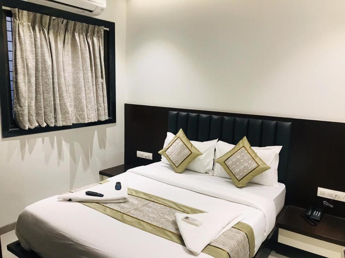 Hotel Flora Suites - Fort Mumbai Bagian luar foto