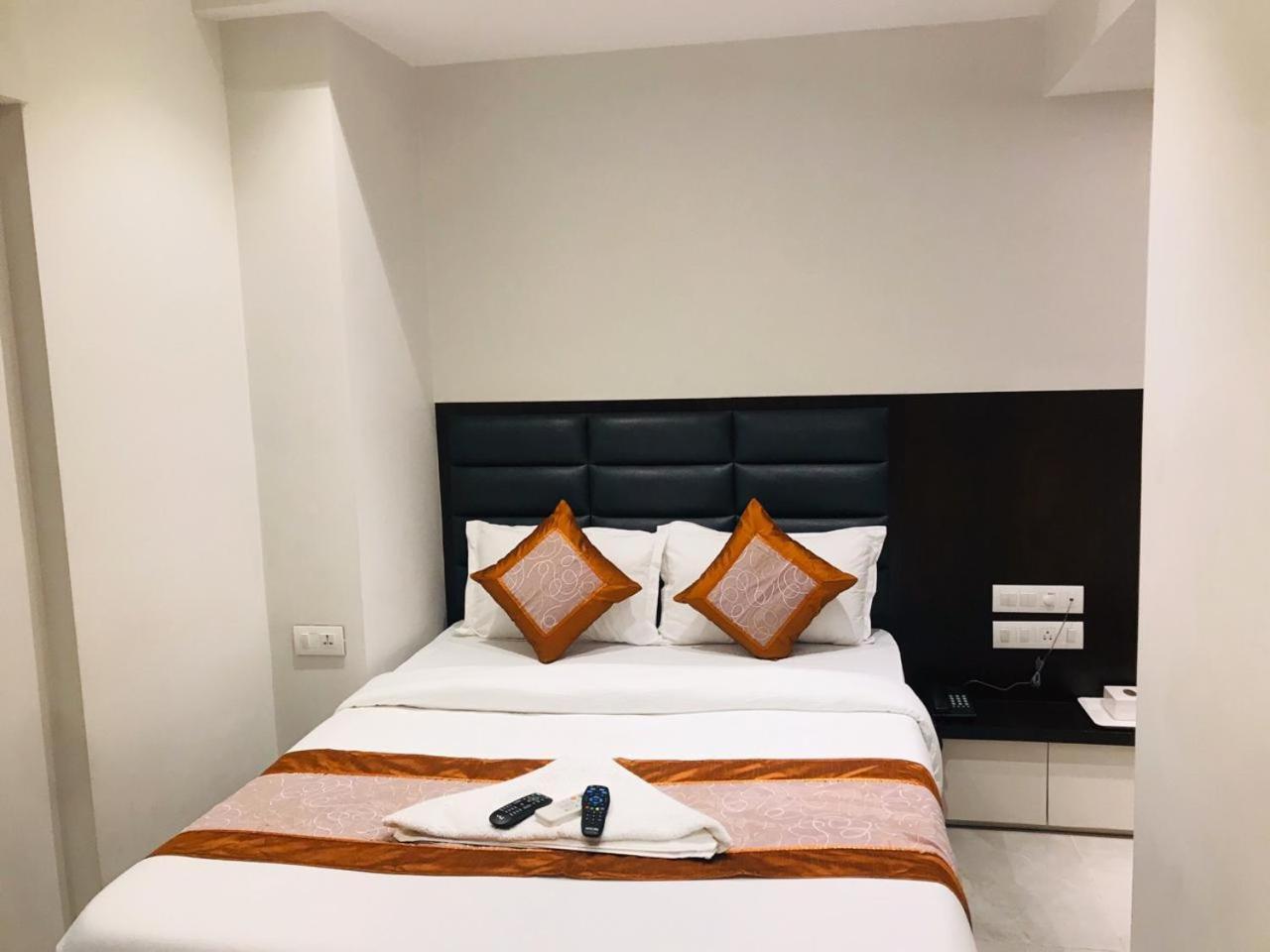 Hotel Flora Suites - Fort Mumbai Bagian luar foto