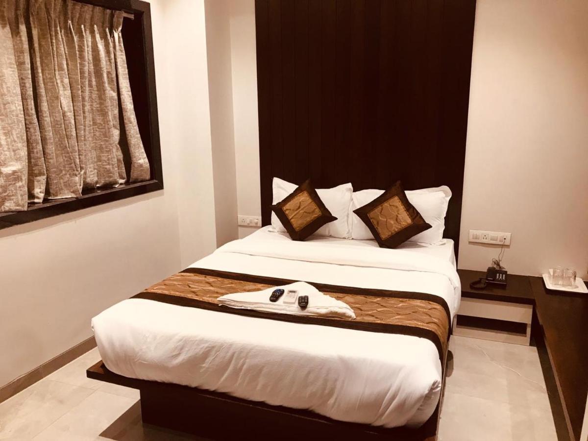 Hotel Flora Suites - Fort Mumbai Bagian luar foto