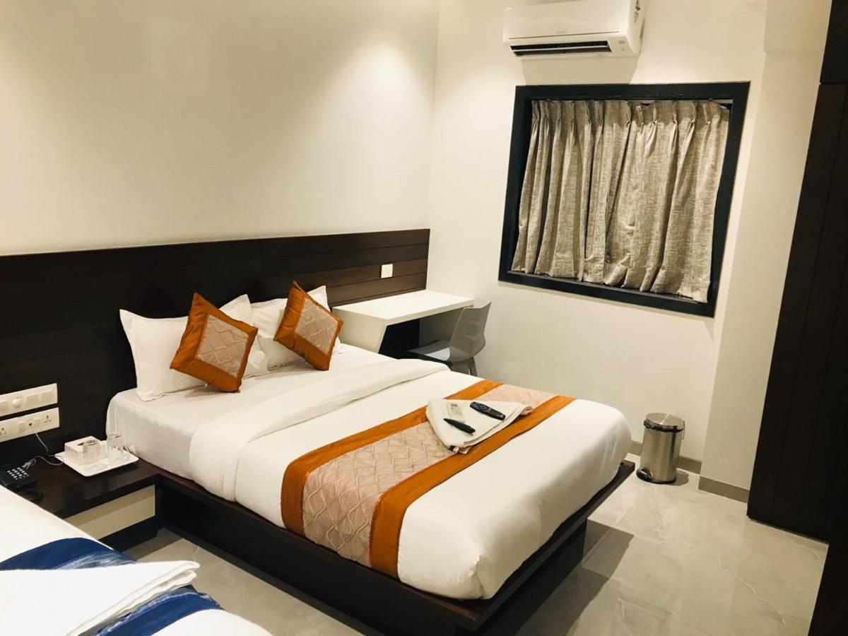 Hotel Flora Suites - Fort Mumbai Bagian luar foto