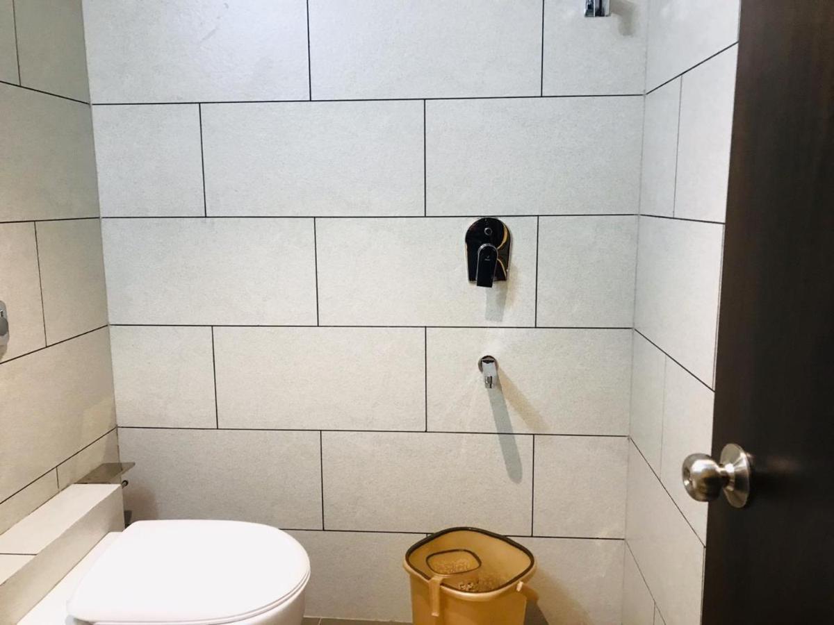 Hotel Flora Suites - Fort Mumbai Bagian luar foto