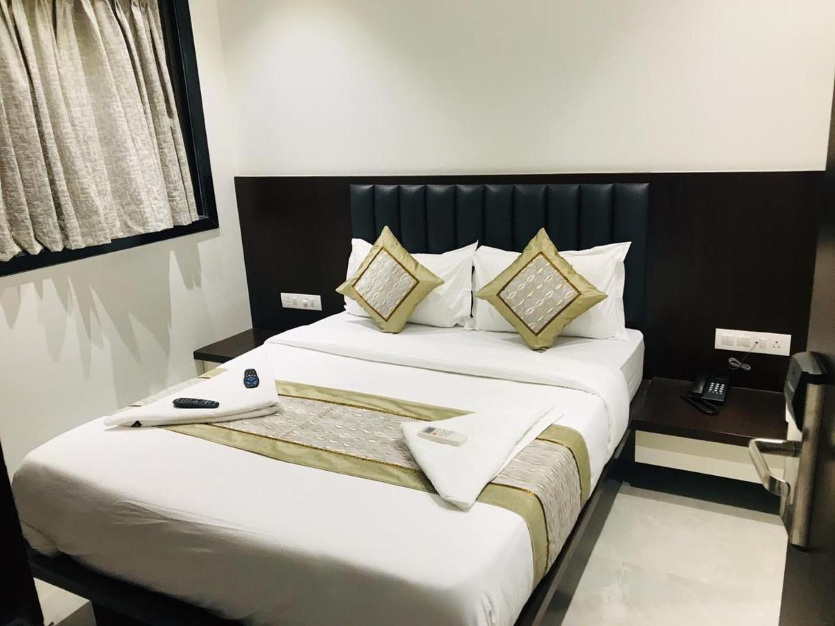 Hotel Flora Suites - Fort Mumbai Bagian luar foto