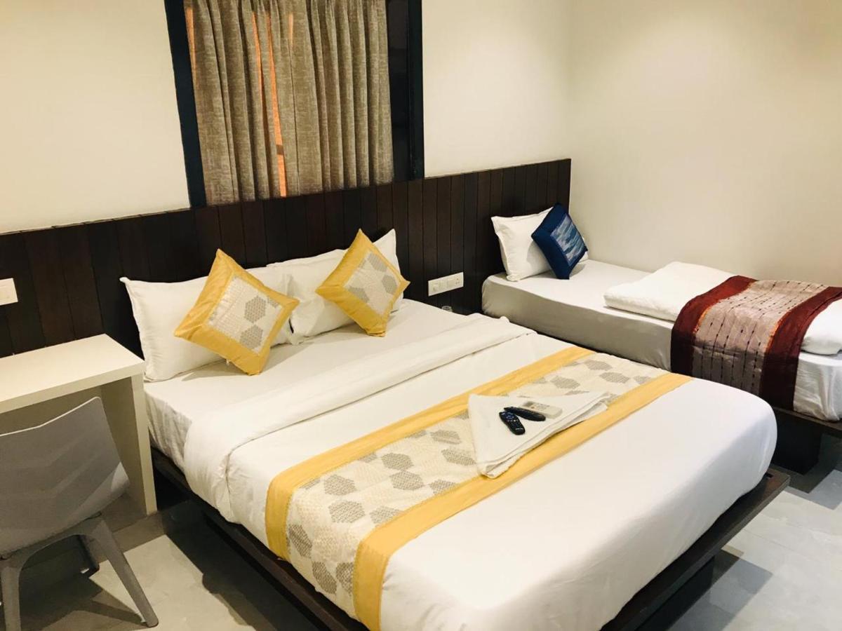 Hotel Flora Suites - Fort Mumbai Bagian luar foto