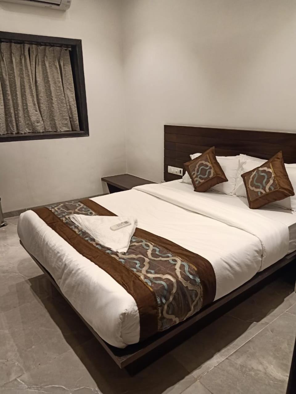 Hotel Flora Suites - Fort Mumbai Bagian luar foto